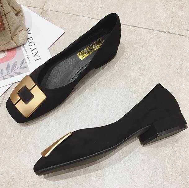 レディース パンプス シューズ 靴 ゴールド金具付き フェイクスウェード スクエアトゥ ローヒール 歩きやすい 安定感 柔らかい 軽量 シンプル カジュアル きれいめ 上品 おしゃれ きちんと感 大人っぽい エレガント 存在感 無地 秋 冬 OL 通勤 デート 韓国 オルチャン