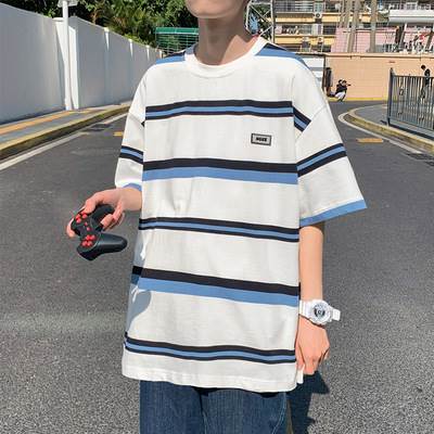 Logo - ボーダー柄 Tシャツ トップス カットソー ミディアム丈 袖あり 半袖 五分袖 ドロップショルダー ラウンドネック 襟なし カジュアル 大人 おしゃれ かっこいい こなれ感 メンズライク ボーイッシュ ルーズ 柄 ボーダー シマ 個性的 トップス ロゴ 韓国 オルチャン