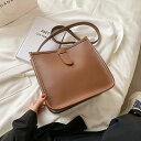 大容量 スクエア ショルダーバッグ バッグ カバン レディース ショルダー 斜めがけ 肩がけ 四角 ファスナー レザー かわいい 大人可愛い きれいめ シンプル カジュアル お洒落 こなれ感 無地 通勤 通学 デート お出かけ 旅行 お買い物 休日 普段使い 韓国 オルチャン(4)