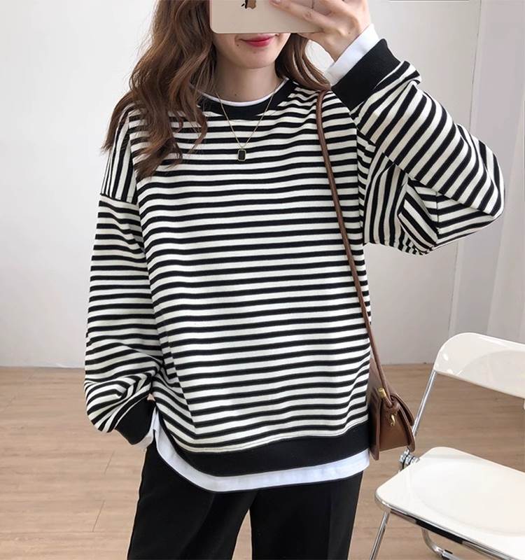 シンプルでかわいらしい重ね着風デザインのボーダー柄トレーナーが登場しました！ドロップショルダーのデザインがこなれ感を演出し、ルーズなシルエットで体型カバーも叶い季節を問わず重宝する一枚です。カジュアルなデートやお出かけ、学校や職場、休日のショッピングや旅行にもぴったりです。多彩なカラーバリエーションからお気に入りを見つけて、他とは一味違うおしゃれを楽しみましょう。色展開 黒 オレンジ ブルーサイズ S M Lサイズ(cm)S /着丈 67 /バスト 113 /袖丈 52 /肩幅 61M /着丈 68 /バスト 115 /袖丈 53 /肩幅 62L /着丈 69 /バスト 117 /袖丈 54 /肩幅 63 《商品について》 ※当ショップは海外からのノーブランド商品になります。 海外製品のため日本商品に比べ品質が劣る場合がございます。 糸のほつれ、多少の汚れやシミ、ファスナーが固い、デザインの若干の違いなどは不良品には該当しませんのでご了承ください。 お手持ちの携帯やPCの画面設定の影響により、実物と色味が異なって見える場合がございます。 ※当ショップはお客様より注文を確認した上でメーカーに発注しておりますので返品、交換は出来かねます。ご了承下さいませ。 《発送について》 お取り寄せ商品のため、ご入金確認後、お届けまでに「10-24日程度」のお時間がかかります。 通常よりもお時間がかかってしまう場合もございます。 欠品や商品の不具合などにより、商品をお届けすることができず、ご注文をキャンセルさせていただく場合もございますのでご了承ください。 ※当ショップの商品はお取り寄せ商品につき、入金確認後メーカーへ発注させて頂きます。 ※メーカーにて在庫切れの場合は、速やかに返金させて頂きます。 《返品についての特約に関する事項》 ご注文確定後、発注後のキャンセルやサイズなどの内容変更は承っておりません。 注文時によくご確認ください 商品に欠陥がある場合を除き、基本的には返品や交換には応じません。 最後までご覧くださり、ありがとうございました。 重ね着風 ボーダー柄 トレーナー レディース トップス プルオーバー 長袖 ドロップショルダー ラウンドネック 襟なし ドッキング かわいい 大人可愛い シンプル カジュアル おしゃれ こなれ感 ルーズ ボーダー 春 秋 冬 ママ 通勤 学生 学校 通学 デート お出かけ 旅行 公園 女子会 休日 ショッピング 重ね着 韓国 楽ちん 体型カバー 普段使い 着回し レイヤード S M L ゆったり ゆる 黒 ブラック オレンジ ブルー