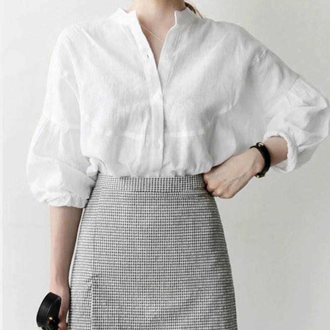 3-Quarter Sleeves - シャツ ブラウス トップス カットソー スタンドカラー Vネック 7分袖 レディース かわいい 大人可愛い きれいめ 上品 こなれ感 シンプル カジュアル 主役級 存在感 個性的 韓国 オルチャン デート お出かけ シャツ 前開き ミディアム丈 ボタン 切り替え バルーン袖