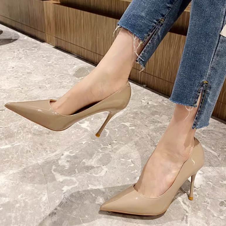 パンプス 靴 シューズ ハイヒール ポインテッドトゥ ピンヒール 脚長 レディース かわいい 大人可愛い きれいめ 上品 こなれ感 シンプル カジュアル 主役級 存在感 個性的 韓国 オルチャン デート お出かけ パンプス 光沢感 痛くない 歩きやすい 履きやすい 安定性