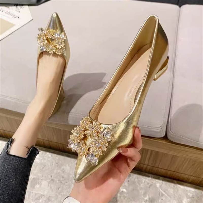パンプス 靴 シューズ ローヒール ポインテッドトゥ ピンヒール レディース かわいい 大人可愛い きれいめ 上品 こなれ感 シンプル カジュアル 主役級 存在感 個性的 韓国 オルチャン デート お出かけ パンプス 2cmヒール 痛くない 歩きやすい 履きやすい 安定性