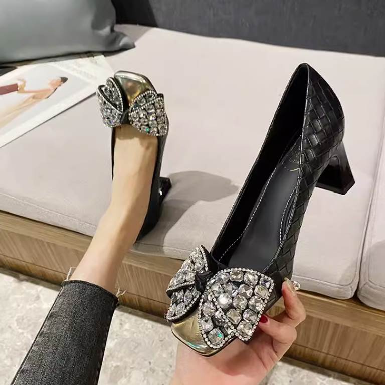 パンプス 靴 シューズ ハイヒール スクエアトゥ チャンキーヒール レディース かわいい 大人可愛い きれいめ 上品 こなれ感 シンプル カジュアル 主役級 存在感 個性的 韓国 オルチャン デート お出かけ パンプス 6cmヒール 痛くない 歩きやすい 履きやすい 安定性