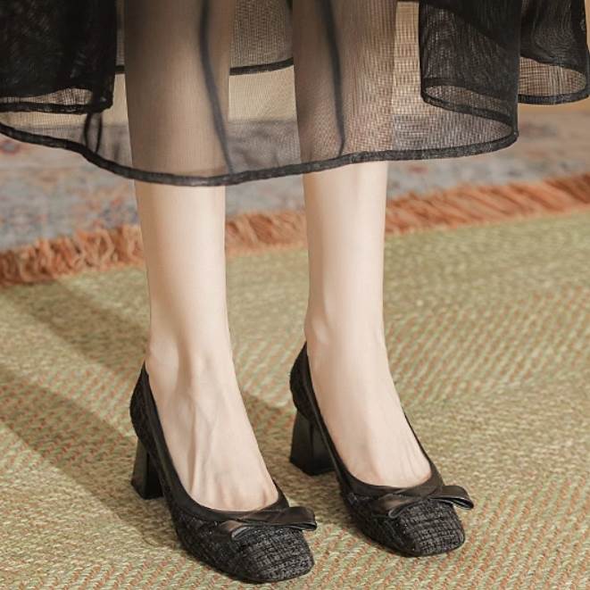 パンプス 靴 シューズ ハイヒール スクエアトゥ チャンキーヒール レディース かわいい 大人可愛い きれいめ こなれ感 シンプル カジュアル 主役級 存在感 個性的 韓国 オルチャン デート お出かけ パンプス 5cmヒール 痛くない 歩きやすい 履きやすい 安定性 モテ