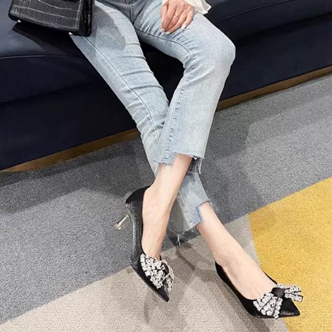 パンプス 靴 シューズ ミドルヒール ポインテッドトゥ ピンヒール レディース かわいい 大人可愛い きれいめ こなれ感 シンプル カジュアル 主役級 存在感 個性的 韓国 オルチャン デート お出かけ パンプス 5cmヒール 痛くない 歩きやすい 履きやすい 安定性 モテ