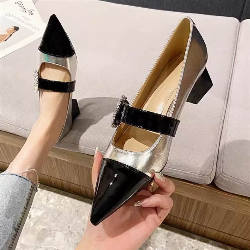 パンプス 靴 シューズ ミドルヒール ポインテッドトゥ チャンキーヒール 4cmヒール レディース かわいい 大人可愛い きれいめ こなれ感 シンプル カジュアル 主役級 存在感 個性的 韓国 オルチャン デート お出かけ パンプス 痛くない 歩きやすい 履きやすい 安定性