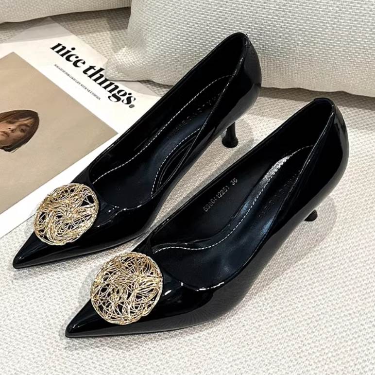 パンプス 靴 シューズ ミドルヒール ポインテッドトゥ ピンヒール 5cmヒール レディース かわいい 大人可愛い きれいめ こなれ感 シンプル カジュアル 主役級 存在感 個性的 韓国 オルチャン デート お出かけ パンプス 痛くない 歩きやすい 履きやすい 安定性 モテ