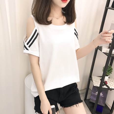 コーディネートの幅を広げる万能なアイテム、レディースTシャツが新登場！ミドル丈で着こなしやすく、オフショルダーのデザインが今年らしさ満点。Uネックでさりげないセクシーさも演出します。ストレートなシルエットは大人可愛い着こなしにもおすすめ。カ...