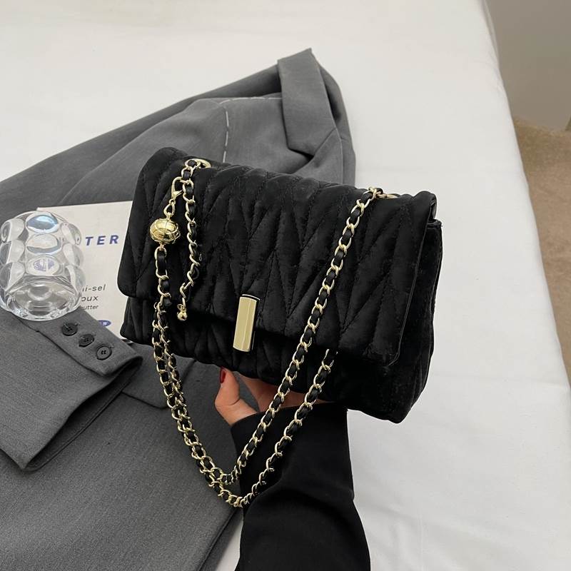 ショルダーバッグ カバン 肩掛け 手持ち ハンド 収納力 四角 スクエア型 レディース かわいい 大人可愛い きれいめ 上品 こなれ感 シンプル カジュアル 主役級 存在感 個性的 韓国 オルチャン デート お出かけ ショルダーバッグ 柔らかい 軽量 便利 マルチウェイ