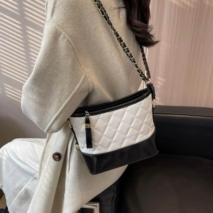 ショルダーバッグ カバン 肩掛け 手持ち ハンド 収納力 四角 スクエア型 レディース かわいい 大人可愛い きれいめ 上品 こなれ感 シンプル カジュアル 主役級 存在感 個性的 韓国 オルチャン デート お出かけ ショルダーバッグ キルティング 便利 マルチウェイ