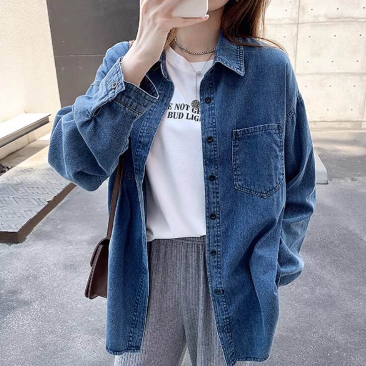 樂天商城 - デニムシャツ ブラウス トップス カットソー 襟付き ポロカラー レディース かわいい 大人可愛い きれいめ こなれ感 シンプル カジュアル 主役級 存在感 個性的 韓国 オルチャン デート お出かけ デニムシャツ 前開き ミディアム丈 ボタン オーバーサイズ 上着