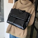 リュック ショルダーバッグ カバン 肩掛け 手持ち マルチウェイ スクエア 四角 レディース かわいい 大人可愛い きれいめ 上品 こなれ感 シンプル カジュアル 主役級 存在感 個性的 韓国 オルチャン デート お出かけ リュック A4 大容量 軽量 便利 バックパック