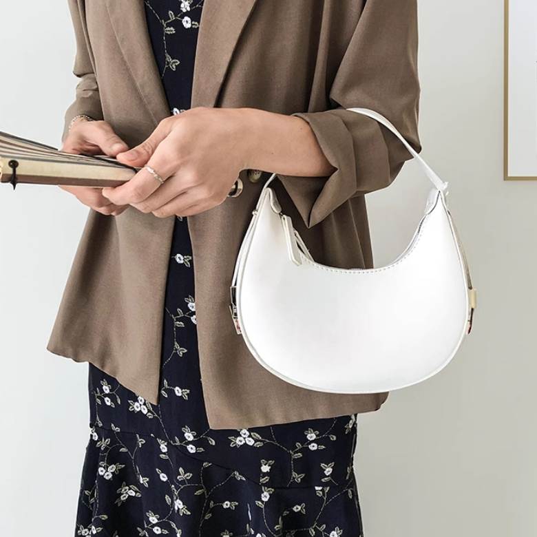 ハンドバッグ カバン 手持ち 自立 ミニ 小さめ 半月型 ラウンド型 レディース かわいい 大人可愛い きれいめ 上品 こなれ感 シンプル カジュアル 主役級 存在感 個性的 韓国 オルチャン デート お出かけ ハンドバッグ 多収納 軽量 便利 コンパクト ファスナー モテ