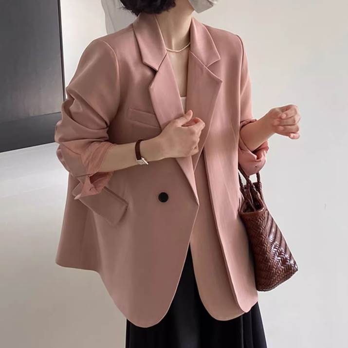 テーラードジャケット トップス アウター ノッチドラペル 襟付き レディース かわいい 大人可愛い きれいめ 上品 こなれ感 シンプル カジュアル 主役級 存在感 個性的 韓国 オルチャン デート お出かけ テーラードジャケット 前開き ミディアム丈 ポケット ボタン