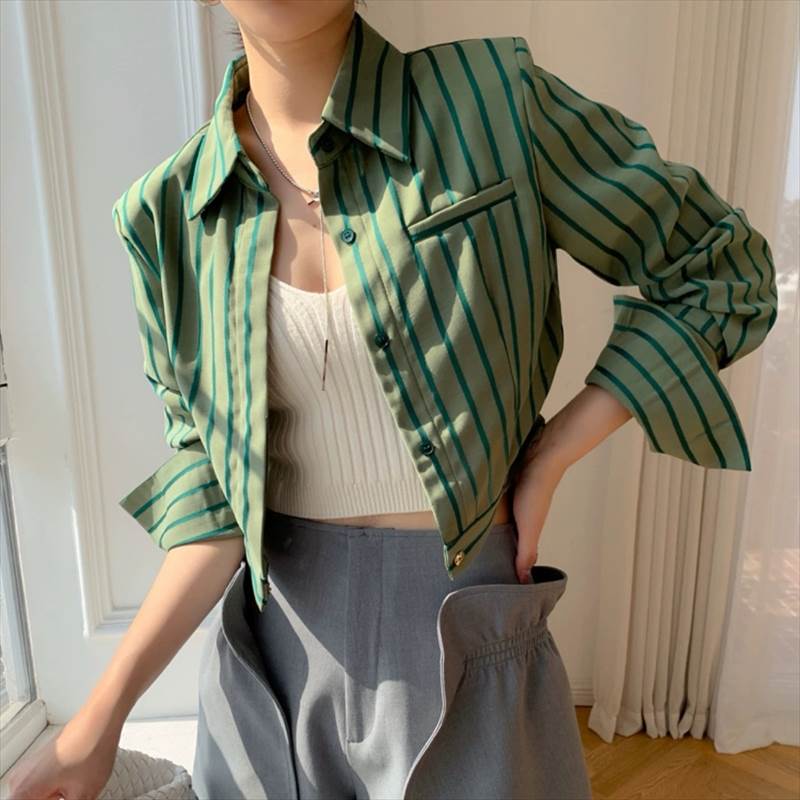 樂天商城 - シャツジャケット トップス カットソー ポロカラー ストレート レディース かわいい 大人可愛い きれいめ 上品 こなれ感 シンプル カジュアル 主役級 存在感 個性的 韓国 オルチャン デート お出かけ シャツジャケット 前開き クロップド丈 エレガント へそ出し