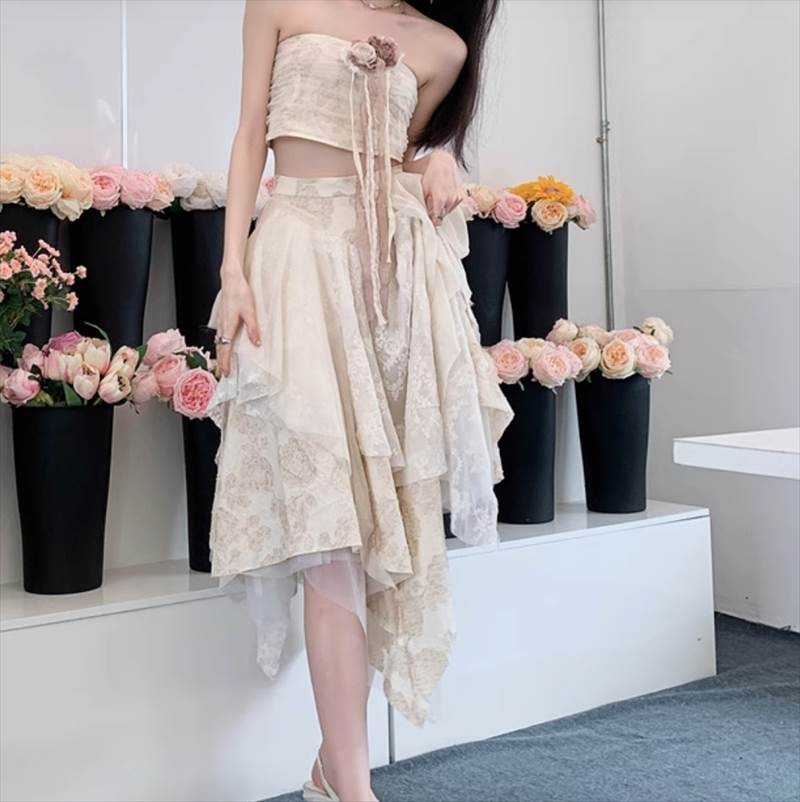 セットアップ ベアトップ スカート トップス ボトムス ロング丈 ミモレ丈 レディース かわいい 大人可愛い きれいめ こなれ感 シンプル カジュアル 主役級 存在感 個性的 韓国 オルチャン デート お出かけ セットアップ ハイウエスト 肩出し アシンメトリー 薄手