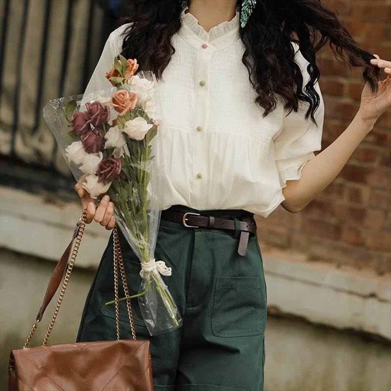 3-Quarter Sleeves - シャツ ブラウス トップス カットソー スタンドカラー ハイネック 5分袖 レディース かわいい 大人可愛い きれいめ 上品 こなれ感 シンプル カジュアル 主役級 存在感 個性的 韓国 オルチャン デート お出かけ シャツ 前開き ミディアム丈 ボタン フリル レトロ