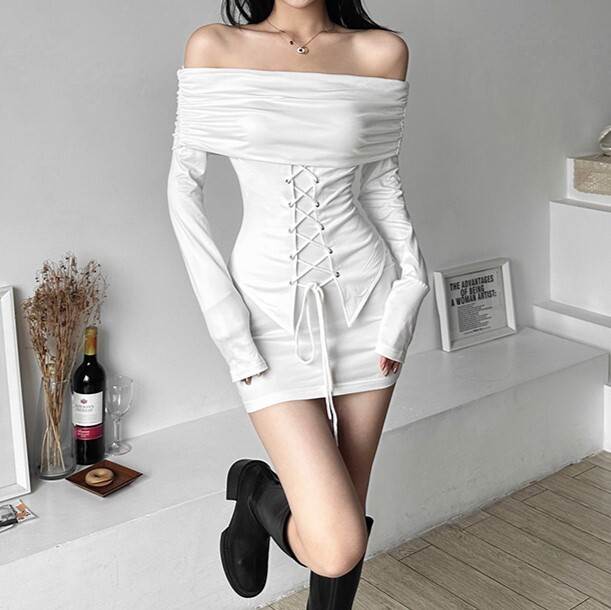 ドレスワンピース ショート丈 ミニ丈 オフショルダー長袖 レディース かわいい 大人可愛い きれいめ 上品 こなれ感 シンプル カジュアル 主役級 存在感 個性的 韓国 オルチャン デート お出かけ ドレスワンピース スリム デコルテ 長袖 ハイウエスト レースアップ
