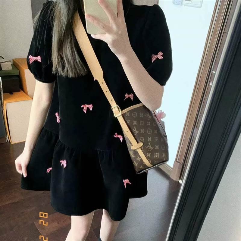 樂天商城 - ワンピースドレス スカート ラウンドネック 半袖 パフスリーブ レディース かわいい 大人可愛い きれいめ こなれ感 シンプル カジュアル 主役級 存在感 個性的 韓国 オルチャン デート お出かけ ワンピースドレス ショート丈 ミニ丈 ハイウエスト クルーネック