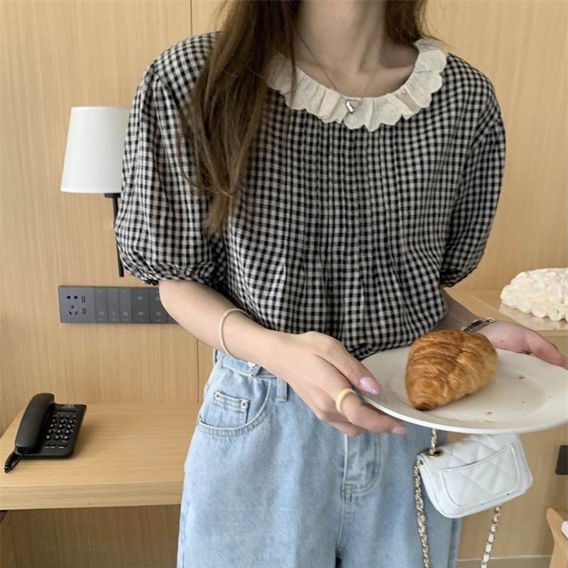 乐天商城 - ブラウス シャツ トップス カットソー ラウンドネック 半袖 モテ レディース かわいい 大人可愛い きれいめ 上品 こなれ感 シンプル カジュアル 主役級 存在感 個性的 韓国 オルチャン デート お出かけ ブラウス バック ボタン ミディアム丈 フリル パフスリーブ