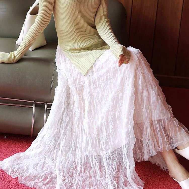 ウェーブがかったデザインが魅力的なチュールロングスカート。Aラインで体型カバーにも優れ、またウエストはゴム仕様で着心地抜群です。定番のホワイトやブラックは何にでも合わせやすく、深みのあるピンクはこなれた大人可愛い雰囲気を演出してくれます。色展開 ホワイト ブラック ピンクサイズ Mサイズ(cm)M /スカート丈 86 /ウエスト 64 《商品について》 ※当ショップは海外からのノーブランド商品になります。 海外製品のため日本商品に比べ品質が劣る場合がございます。 糸のほつれ、多少の汚れやシミ、ファスナーが固い、デザインの若干の違いなどは不良品には該当しませんのでご了承ください。 お手持ちの携帯やPCの画面設定の影響により、実物と色味が異なって見える場合がございます。 ※当ショップはお客様より注文を確認した上でメーカーに発注しておりますので返品、交換は出来かねます。ご了承下さいませ。 《発送について》 お取り寄せ商品のため、ご入金確認後、お届けまでに「10-24日程度」のお時間がかかります。 通常よりもお時間がかかってしまう場合もございます。 欠品や商品の不具合などにより、商品をお届けすることができず、ご注文をキャンセルさせていただく場合もございますのでご了承ください。 ※当ショップの商品はお取り寄せ商品につき、入金確認後メーカーへ発注させて頂きます。 ※メーカーにて在庫切れの場合は、速やかに返金させて頂きます。 《返品についての特約に関する事項》 ご注文確定後、発注後のキャンセルやサイズなどの内容変更は承っておりません。 注文時によくご確認ください 商品に欠陥がある場合を除き、基本的には返品や交換には応じません。 最後までご覧くださり、ありがとうございました。 レディース スカート ボトムス チュールスカート プリーツスカート フレアスカート ロングスカート レーススカート ロング フレア Aライン フェミニン プリーツ レース チュール もこもこ ハイウエスト ウエストゴム かわいい 大人可愛い カジュアル 上品 おしゃれ こなれ感 ラフ ガーリー ルーズ キュート プリンセス ロマンティック 無地 春 夏 秋 デート お出かけ 公園 女子会 ガーデン ショッピング 韓国 コーデ 楽ちん 体型カバー 普段使い 着回し M 白 ホワイト 黒 ブラック ピンク