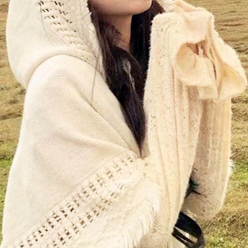 レディース セーター アウター 上着 ポンチョ マント ロング フード ボタン フリンジ 防寒 送料無料 個性的 フリーサイズ 白 ベージュ かわいい 大人可愛い きれいめ シンプル カジュアル おしゃれ ラフ ガーリー フェミニン ナチュラル 韓国 オルチャン 無地 秋 デート