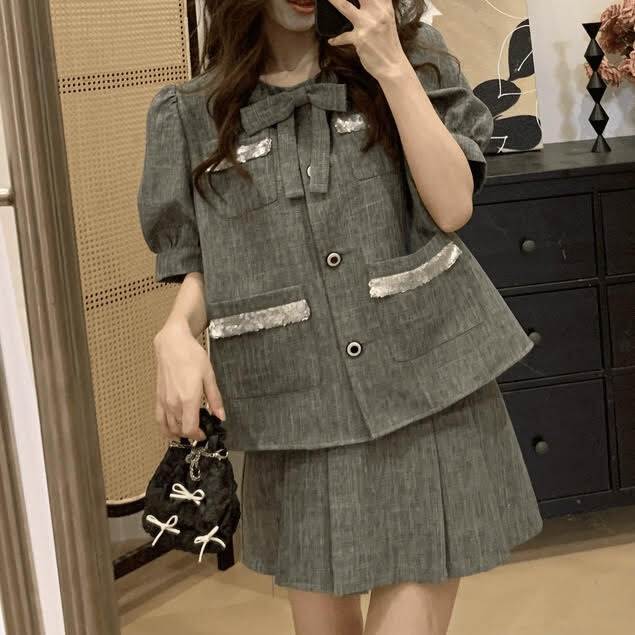 レディース セットアップ トップス 半袖 ラウンドネック ボタン 前開き リボン ポケット スカート ショート丈 Aライン 2点セット 上下セット スリム 細身 きれいめ 上品 おしゃれ お洒落 大人可愛い 大人女子 かっこいい スタイリッシュ エレ 韓国 オルチャン