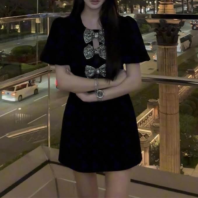 レディース ワンピース 半袖 パフスリーブ ショート丈 リボン Aライン ハイウエスト スリム 細身 きれいめ 上品 おしゃれ お洒落 大人可愛い 大人女子 シンプル カジュアル エレガント キュート ラブリー ガーリー フェミニン レトロ 主役級 存在感 韓国 オルチャン