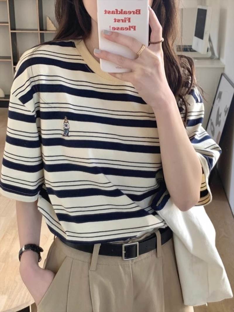 樂天商城 - ボーダー柄 半袖 Tシャツ レディース トップス カットソー プルオーバー 丈長 5分袖 ドロップショルダー ラウンドネック 襟なし 刺? かわいい 大人可愛い カジュアル おしゃれ レトロ こなれ感 ルーズ 個性的 存在感 ボーダー 春 夏 ママ 通勤 学 韓国 オルチャン