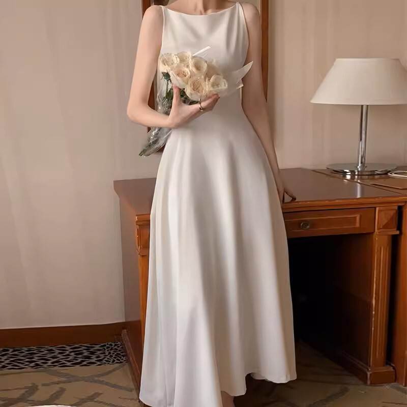 シックでクラシカルな雰囲気漂うノースリーブロングワンピースドレス。流れるような美しいドレープ感が魅力のAラインフレアスカートは、動くたびに優雅な表情を見せてくれます。ボートネックとノースリーブのデザインが、こなれ感のある大人きれいめスタイル...