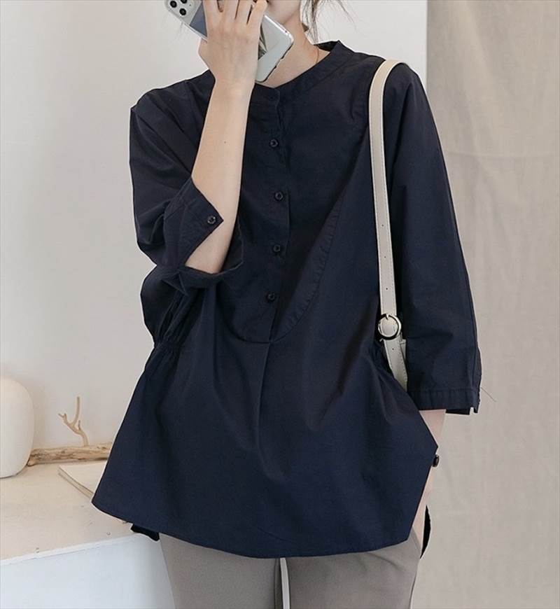 3-Quarter Sleeves - 立ち襟 七分袖 ペプラム シャツ ブラウス レディース トップス プルオーバー 丈長 ミディアム 7分袖 スタンドカラー ペプラム Aライン タック スリット サイドスリット ハイウエスト ドロスト ボタン ギャザー 切り替えデザイン かわいい 大人可愛 韓国 オルチャン