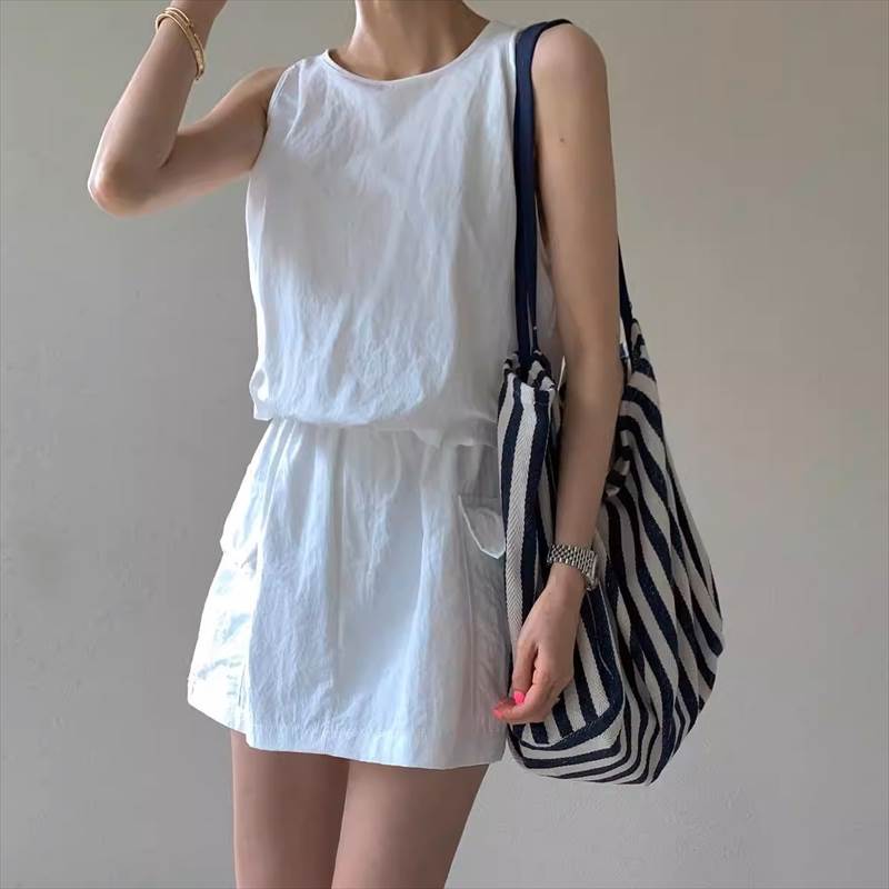 セットアップ カットソー スカパン トップス ボトムス ミニ丈 レディース かわいい 大人可愛い きれいめ 上品 こなれ感 シンプル カジュアル 主役級 存在感 個性的 韓国 オルチャン デート お出かけ セットアップ ノースリーブ ミニスカート ラウンドネック 薄手