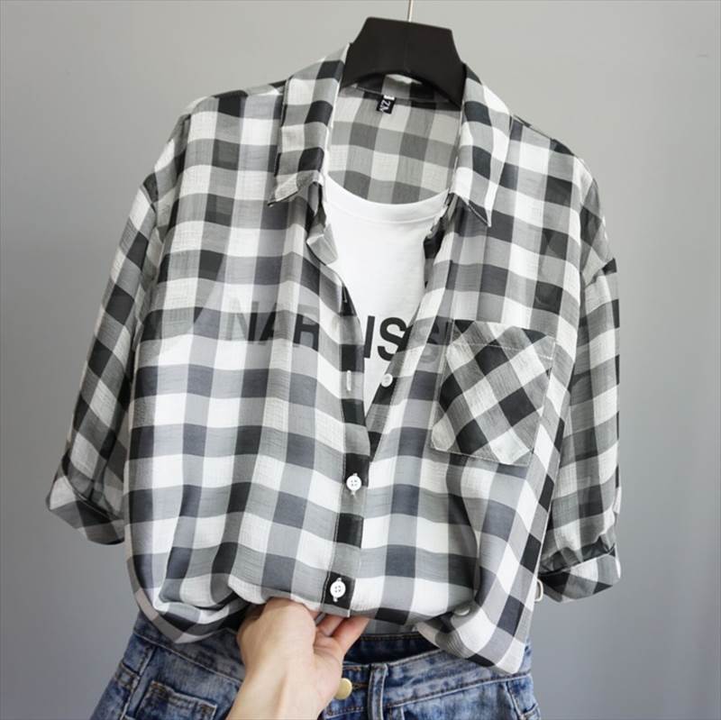 大人気のチェック柄シャツ。シンプルで上品なデザインなので、カジュアルにもきれいめにも着こなせるアイテムです。シンプルなコーディネートにプラスするだけで、ぐっとおしゃれ度がアップします。色展開 ブラック ブルー イエローサイズ M L XLサイズ(cm)M /着丈 65 /バスト 96 /肩幅 49 /袖丈 28L /着丈 66 /バスト 100 /肩幅 50 /袖丈 29XL /着丈 67 /バスト 104 /肩幅 51 /袖丈 30 《商品について》 ※当ショップは海外からのノーブランド商品になります。 海外製品のため日本商品に比べ品質が劣る場合がございます。 糸のほつれ、多少の汚れやシミ、ファスナーが固い、デザインの若干の違いなどは不良品には該当しませんのでご了承ください。 お手持ちの携帯やPCの画面設定の影響により、実物と色味が異なって見える場合がございます。 ※当ショップはお客様より注文を確認した上でメーカーに発注しておりますので返品、交換は出来かねます。ご了承下さいませ。 《発送について》 お取り寄せ商品のため、ご入金確認後、お届けまでに「10-24日程度」のお時間がかかります。 通常よりもお時間がかかってしまう場合もございます。 欠品や商品の不具合などにより、商品をお届けすることができず、ご注文をキャンセルさせていただく場合もございますのでご了承ください。 ※当ショップの商品はお取り寄せ商品につき、入金確認後メーカーへ発注させて頂きます。 ※メーカーにて在庫切れの場合は、速やかに返金させて頂きます。 《返品についての特約に関する事項》 ご注文確定後、発注後のキャンセルやサイズなどの内容変更は承っておりません。 注文時によくご確認ください 商品に欠陥がある場合を除き、基本的には返品や交換には応じません。 最後までご覧くださり、ありがとうございました。 レディース トップス シャツ ショート 半袖 ポロカラー ストレート ポケット 前開き ボタン かわいい 大人可愛い きれいめ シンプル カジュアル 上品 おしゃれ かっこいい レトロ こなれ感 ラフ ガーリー ルーズ 抜け感 ラブリー キュート カレッジ風 学生風 チェック 春 通勤 学生 学校 デート お出かけ 海 ビーチ 女子会 ショッピング カフェ 韓国 コーデ 楽ちん 体型カバー 普段使い 着回し モテ トレンド 流行 インスタ映え 定番 M L XL ゆったり ブラック イエロー ブルー