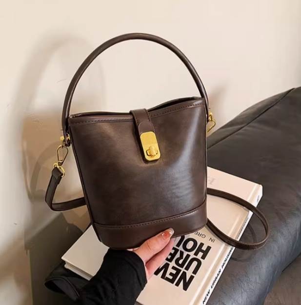 丸みのあるフォルムとシンプルなデザインが特徴で、フェミニンやガーリースタイルのアクセントに。ハンドバッグとしてもショルダーバッグとしても◎その日の気分にあった使い方を。色展開 ダークブラウン ライトブラウン クレイブラウン キャメルサイズ フリーサイズサイズ(cm)フリーサイズ /高さ 18 /幅 20 /厚さ 10 《商品について》 ※当ショップは海外からのノーブランド商品になります。 海外製品のため日本商品に比べ品質が劣る場合がございます。 糸のほつれ、多少の汚れやシミ、ファスナーが固い、デザインの若干の違いなどは不良品には該当しませんのでご了承ください。 お手持ちの携帯やPCの画面設定の影響により、実物と色味が異なって見える場合がございます。 ※当ショップはお客様より注文を確認した上でメーカーに発注しておりますので返品、交換は出来かねます。ご了承下さいませ。 《発送について》 お取り寄せ商品のため、ご入金確認後、お届けまでに「10-24日程度」のお時間がかかります。 通常よりもお時間がかかってしまう場合もございます。 欠品や商品の不具合などにより、商品をお届けすることができず、ご注文をキャンセルさせていただく場合もございますのでご了承ください。 ※当ショップの商品はお取り寄せ商品につき、入金確認後メーカーへ発注させて頂きます。 ※メーカーにて在庫切れの場合は、速やかに返金させて頂きます。 《返品についての特約に関する事項》 ご注文確定後、発注後のキャンセルやサイズなどの内容変更は承っておりません。 注文時によくご確認ください 商品に欠陥がある場合を除き、基本的には返品や交換には応じません。 最後までご覧くださり、ありがとうございました。 バッグ カバン レディース ショルダー 斜めがけ 肩がけ 手持ち ポシェット デイバッグ ミニバッグ ミニ 便利 自立 スクエア 四角 革 レザー かわいい 大人可愛い シンプル カジュアル お洒落 レトロ 主役級 存在感 フォーマル クラシック デート お出かけ イベント スポーツ 休日 普段使い コーデ 秋 冬 お食事会 茶色