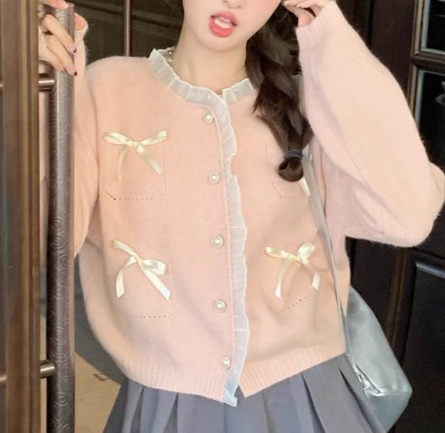 トップス カーディガン 長袖 リボン もこもこ ふわふわ ふっくら ボタン ヴィンテージ ニット かわいい ロリータ ロマンティック セクシー おとなしめスタイル ハートボタン 大きな襟 こなれ感 都会的 ベーシック イベント 送料無料 個性的 トップス 秋 冬 韓国 オルチャン