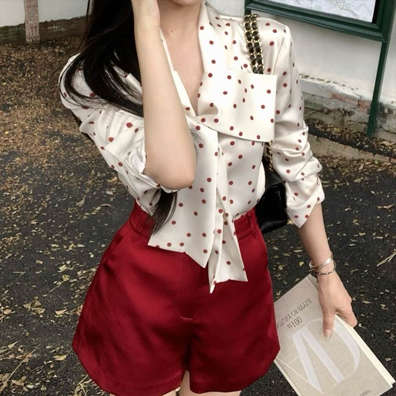 ORIENTAL WINDのセットアップ ドットボウタイシャツ＋ショートパンツセットアップ シャツ＋パンツツーピース 上下セット ツーピース 2点セット トップス パンツ ショート 長袖 ボウタイ シャツ ブラウス シフォン セパレート 送料無料 個性的 セットアップ かわいい 韓国 オルチャン｜アングル2