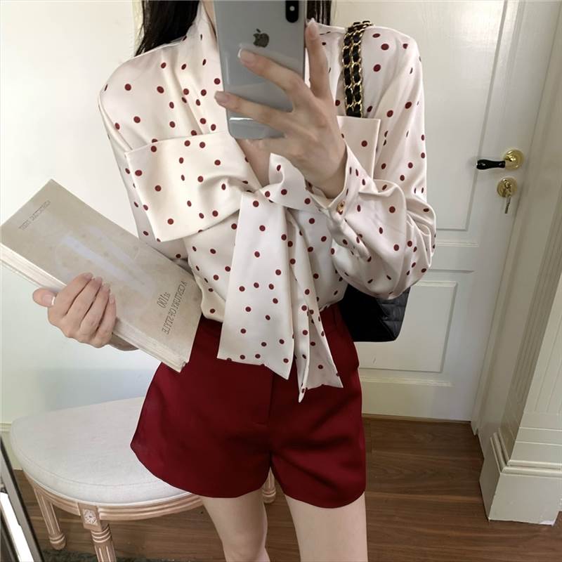 ORIENTAL WINDのセットアップ ドットボウタイシャツ＋ショートパンツセットアップ シャツ＋パンツツーピース 上下セット ツーピース 2点セット トップス パンツ ショート 長袖 ボウタイ シャツ ブラウス シフォン セパレート 送料無料 個性的 セットアップ かわいい 韓国 オルチャン｜アングル3