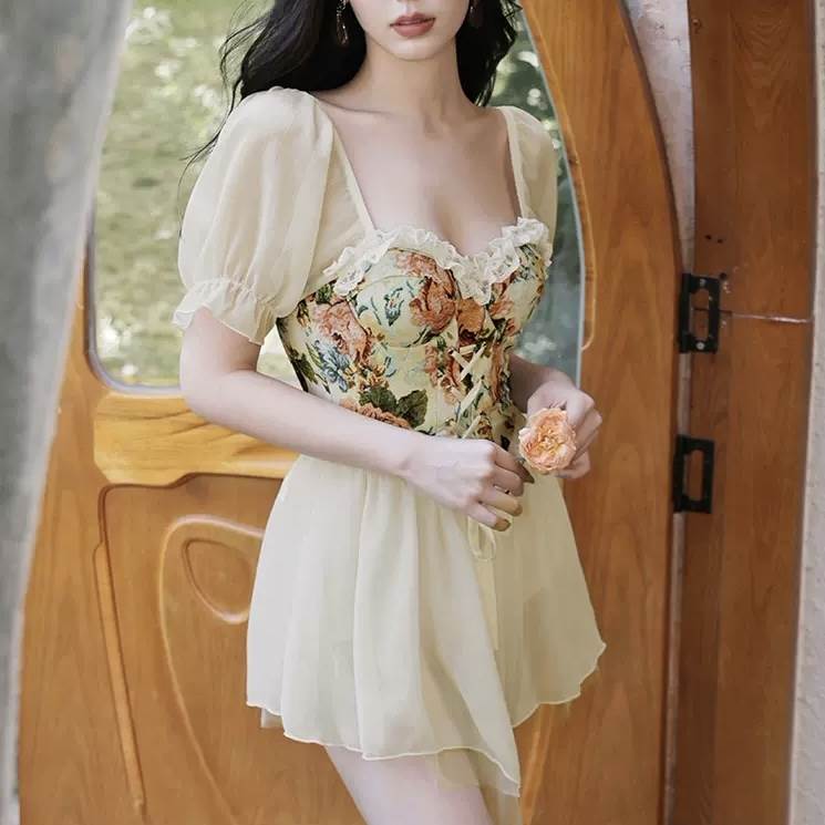 妖精のような大人可愛い雰囲気を感じさせる、シフォンをあしらった魅力的なモノキニです。バックシャンデザインにより、後ろ姿も美しく、セクシーさとモダンな印象を両立しています。体型をしっかりとカバーしつつ、華やかさを演出してくれるため、リゾートやプール、旅行シーンで大活躍間違いなし。色展開 アプリコットサイズ M L XLサイズ(cm)M /身長 158〜163 /体重 44〜50 /カップ 70ABC〜75ABCL /身長 163〜168 /体重 50〜60 /カップ 75ABC〜80ABCXL /身長 165〜175 /体重 60〜65 /カップ 80ABC〜85AB 《商品について》 ※当ショップは海外からのノーブランド商品になります。 海外製品のため日本商品に比べ品質が劣る場合がございます。 糸のほつれ、多少の汚れやシミ、ファスナーが固い、デザインの若干の違いなどは不良品には該当しませんのでご了承ください。 お手持ちの携帯やPCの画面設定の影響により、実物と色味が異なって見える場合がございます。 ※当ショップはお客様より注文を確認した上でメーカーに発注しておりますので返品、交換は出来かねます。ご了承下さいませ。 《発送について》 お取り寄せ商品のため、ご入金確認後、お届けまでに「10-24日程度」のお時間がかかります。 通常よりもお時間がかかってしまう場合もございます。 欠品や商品の不具合などにより、商品をお届けすることができず、ご注文をキャンセルさせていただく場合もございますのでご了承ください。 ※当ショップの商品はお取り寄せ商品につき、入金確認後メーカーへ発注させて頂きます。 ※メーカーにて在庫切れの場合は、速やかに返金させて頂きます。 《返品についての特約に関する事項》 ご注文確定後、発注後のキャンセルやサイズなどの内容変更は承っておりません。 注文時によくご確認ください 商品に欠陥がある場合を除き、基本的には返品や交換には応じません。 最後までご覧くださり、ありがとうございました。 水着 スイムウェア レディース レース シフォン モノキニ プリンセス 妖精 体型カバー シフォン ふわふわ バックシャン レースアップ かわいい 大人可愛い きれいめ シンプル カジュアル ナチュラル 大人っぽい おしゃれ お洒落 レトロ 主役級 存在感 ラブリー キュート ガーリー モダン エキゾチック セクシー トレンド ヘルシー リゾート 旅行 プール 夏 海 お揃い 双子 美脚 脚長 着痩せ スタイルアップ 韓国 高見え プチプラ モテ 背中見せ インスタ映え スタイルカバー M L XL
