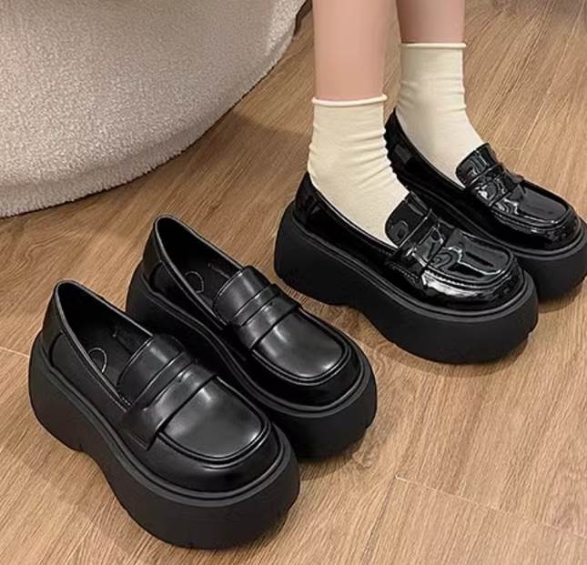 レディース ローファー ボリューム 厚底 ウェッジソール 甲高 柔らかい 美脚 脚長 フェイクレザー かわいい 大人可愛い きれいめ シンプル カジュアル 上品 おしゃれ かっこいい レトロ こなれ感 都会的 ベーシック 送料無料 個性的 ブーツ フォーマル 韓国 オルチャン
