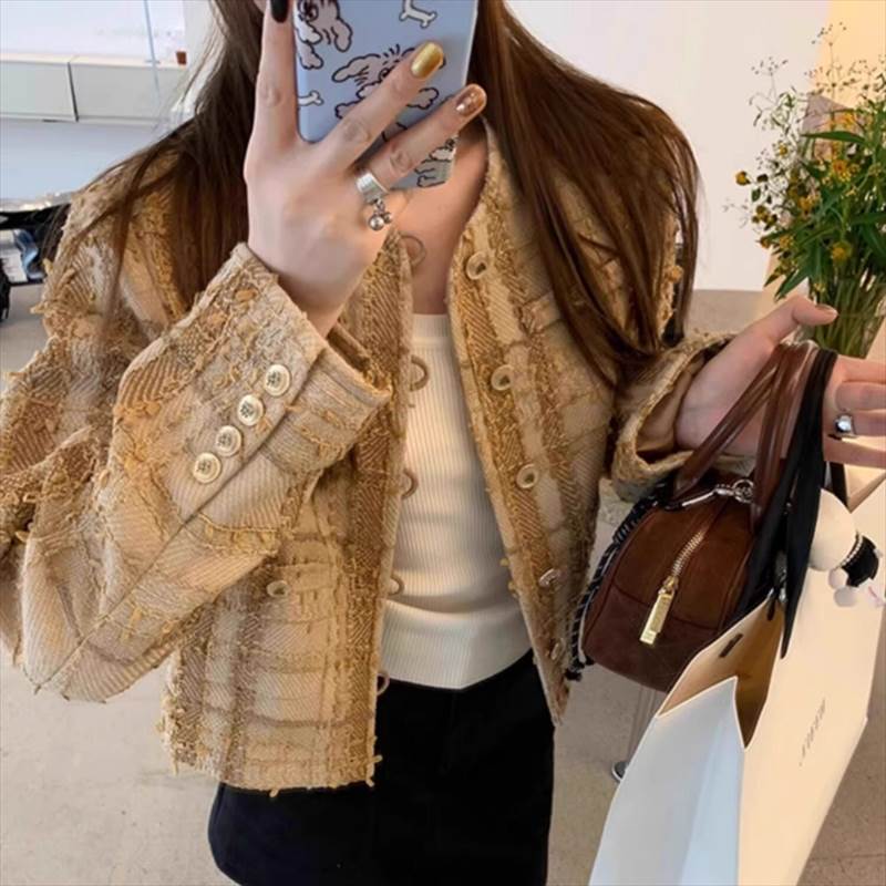 大人可愛いスタイルを手軽に楽しめる、ノーカラージャケットが登場！シンプルでありながらも、フェミニンなデザインが魅力のアイテムです。春秋冬のロングシーズン、オフィスやデート、学校行事にもぴったり。全体的にゆったりとしたオーバーサイズのシルエッ...