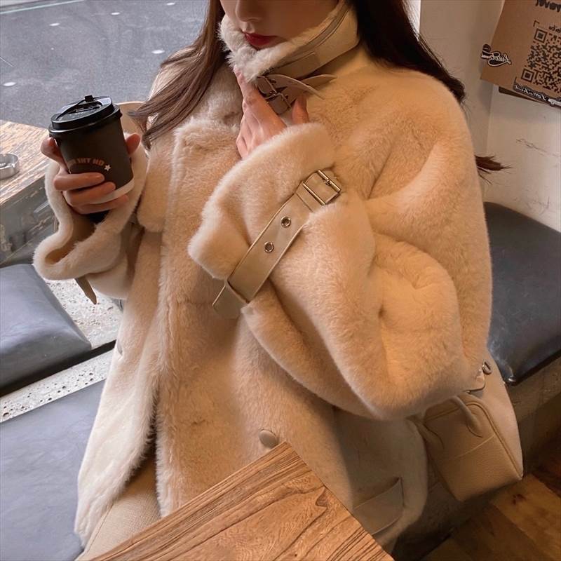 ハイネックショートコート ハイネックムートンコート レディース アウター コート ショートコート ムートンコート ハイネック ベルト 袖ベルト ダブルボタン ショート丈 オーバーサイズ ビッグシルエット かわいい 大人可愛い きれいめ シン 韓国 オルチャン