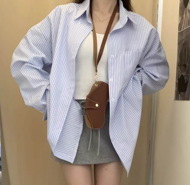 かわいい襟付きデザインと、ゆったりしたシルエットが特徴のこのシャツは、カジュアルながらもおしゃれな印象を与えます。レトロでエキゾチックな雰囲気を醸し出し、春夏のデートやお出かけ、アウトドアイベントにぴったり。こなれ感を大切にしたスタイルは、ママやマタニティの方にもおすすめです色展開 ブルーストライプサイズ フリーサイズサイズ(cm)フリーサイズ /着丈 71 /バスト 128 /袖丈 56 《商品について》 ※当ショップは海外からのノーブランド商品になります。 海外製品のため日本商品に比べ品質が劣る場合がございます。 糸のほつれ、多少の汚れやシミ、ファスナーが固い、デザインの若干の違いなどは不良品には該当しませんのでご了承ください。 お手持ちの携帯やPCの画面設定の影響により、実物と色味が異なって見える場合がございます。 ※当ショップはお客様より注文を確認した上でメーカーに発注しておりますので返品、交換は出来かねます。ご了承下さいませ。 《発送について》 お取り寄せ商品のため、ご入金確認後、お届けまでに「10-24日程度」のお時間がかかります。 通常よりもお時間がかかってしまう場合もございます。 欠品や商品の不具合などにより、商品をお届けすることができず、ご注文をキャンセルさせていただく場合もございますのでご了承ください。 ※当ショップの商品はお取り寄せ商品につき、入金確認後メーカーへ発注させて頂きます。 ※メーカーにて在庫切れの場合は、速やかに返金させて頂きます。 《返品についての特約に関する事項》 ご注文確定後、発注後のキャンセルやサイズなどの内容変更は承っておりません。 注文時によくご確認ください 商品に欠陥がある場合を除き、基本的には返品や交換には応じません。 最後までご覧くださり、ありがとうございました。 レディース トップス シャツ 長袖 襟付き かわいい 大人可愛い きれいめ シンプル カジュアル おしゃれ かっこいい レトロ アジアン エスニック エキゾチック こなれ感 ラフ ヴィンテージ ラブリー キュート クラシカル ベーシック アメリカン プレッピー カントリー アクティブ ロマンティック ナチュラル ワイルド 無地 春 夏 ママ マタニティ 学校 通学 部活 デート お出かけ お泊まり アウトドア キャンプ パーティー イベント リゾート 旅行 海 プール レストラン ビーチ ジム 公園 女子