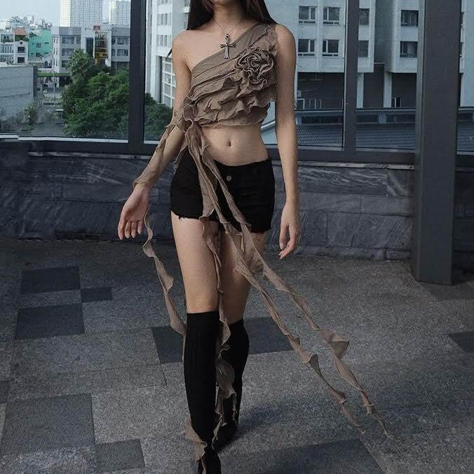 レディース トップス カットソー 袖なし ノースリーブ ワンショルダー スリム 細身 背中開き フェミニン へそ出し フリル ふわふわ 大人可愛い きれいめ カジュアル 上品 おしゃれ かっこいい エキゾチック こなれ感 ラフ 個性的 クール モード 韓国 オルチャン