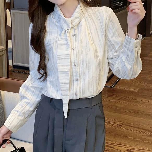 樂天商城 - レディース トップス シャツ 長袖 襟付き ゆったり スタンドカラー ボウタイ 前開き ボタン 大人可愛い きれいめ シンプル カジュアル 上品 おしゃれ かっこいい レトロ こなれ感 クール モード系 エレガント モダン 主役級 存在感 抜け感 ストライプ 春 ミーティング