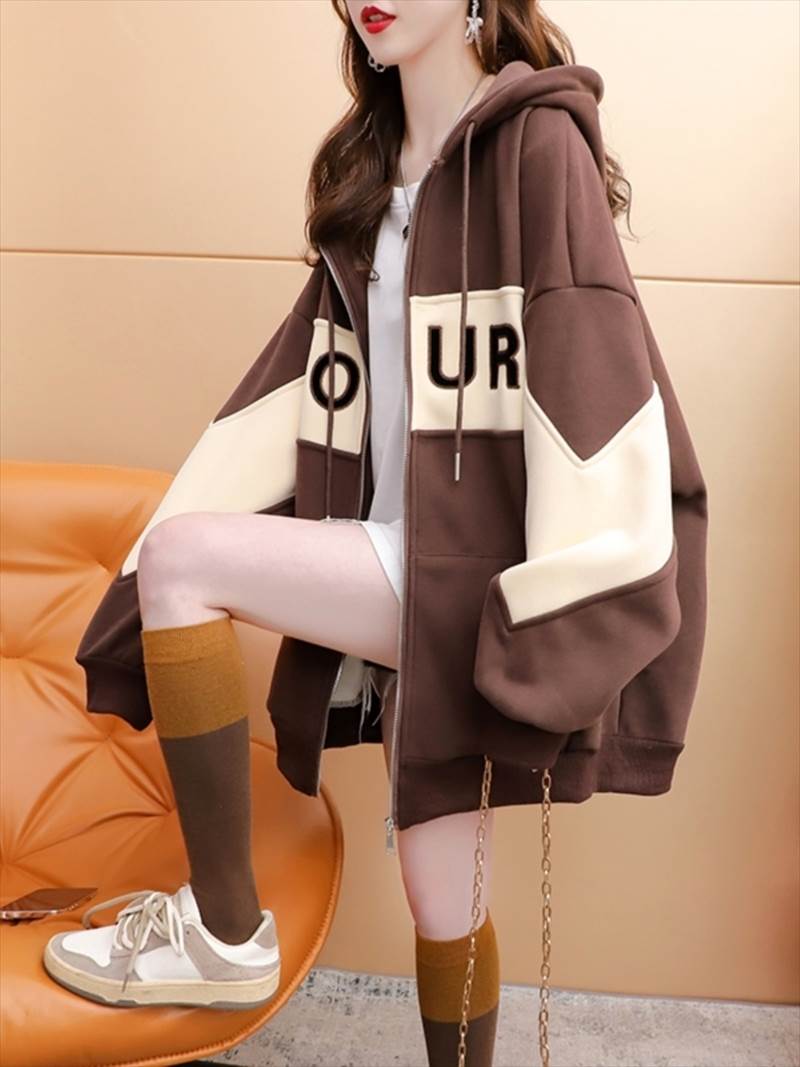 ロゴ入り フード付き ジップアップ パーカー レディース トップス ジャケット アウター 上着 羽織 丈長 ミディアム 長袖 ドロップショルダー フード ファスナー ポケット 前開き ドロスト バイカラー 配色 かわいい 大人可愛い カジュアル おしゃれ ルーズ 個性的