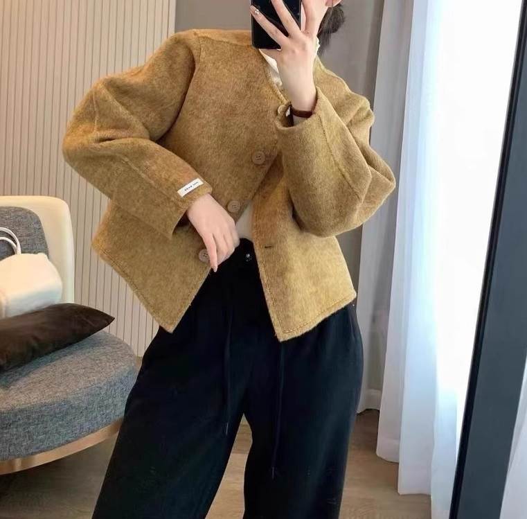 Wool - ショート丈 ウール ノーカラージャケット レディース トップス ジャケット アウター 上着 ショート 長袖 ラウンドネック 襟なし ポケット 前開き ボタン かわいい 大人可愛い きれいめ シンプル カジュアル 上品 おしゃれ こなれ感 無地 チェック 格子柄 春 秋 冬 ママ