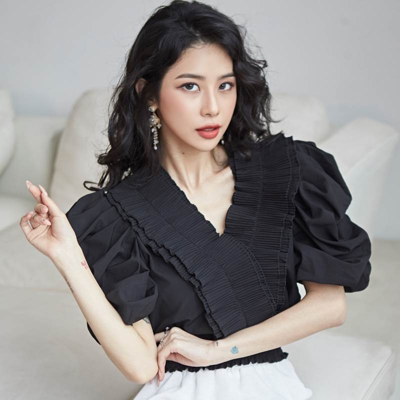 乐天商城 - Vネック フリル ミニ丈 トップス 白 シャツ 人気 通販 おすすめ 個性的 ショート丈 袖あり 半袖 ボリューム袖 パフスリーブ Vネック 綿 大人 可愛い 上品 おしゃれ ラブリー 無地 夏 2代 3代 4代 通勤 通学 OL デート お出かけ 女子会 休日 パー 韓国 オルチャン