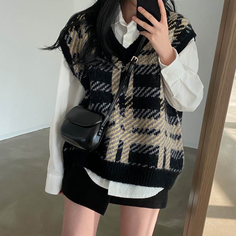 チェック Vネック ベスト レディース 韓国 ショート丈 レイヤード ゆったり もこもこ 体型カバー トレンド トップス ノースリーブ かわいい 大人 きれいめ シンプル カジュアル おしゃれ チェック柄 春 秋 冬 学生 通学 デート お出かけ 女子会 休日 着回し 普段使い 韓国