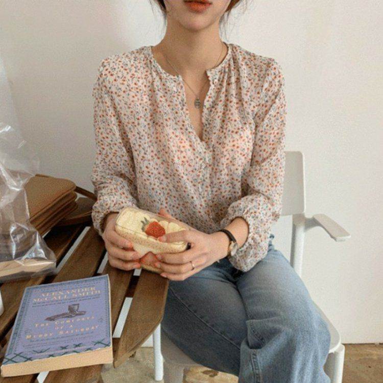 小花柄ブラウス トップス ブラウス 袖あり 長袖 パフスリーブ Vネック シフォン 前開き 透け感 かわいい 大人可愛い きれいめ シンプル カジュアル 大人 上品 おしゃれ お洒落 大人可愛い 大人女子 こなれ感 ラブリー キュート ガーリー 柄 花柄 小花柄 フラワー 春 夏 秋 1のサムネイル